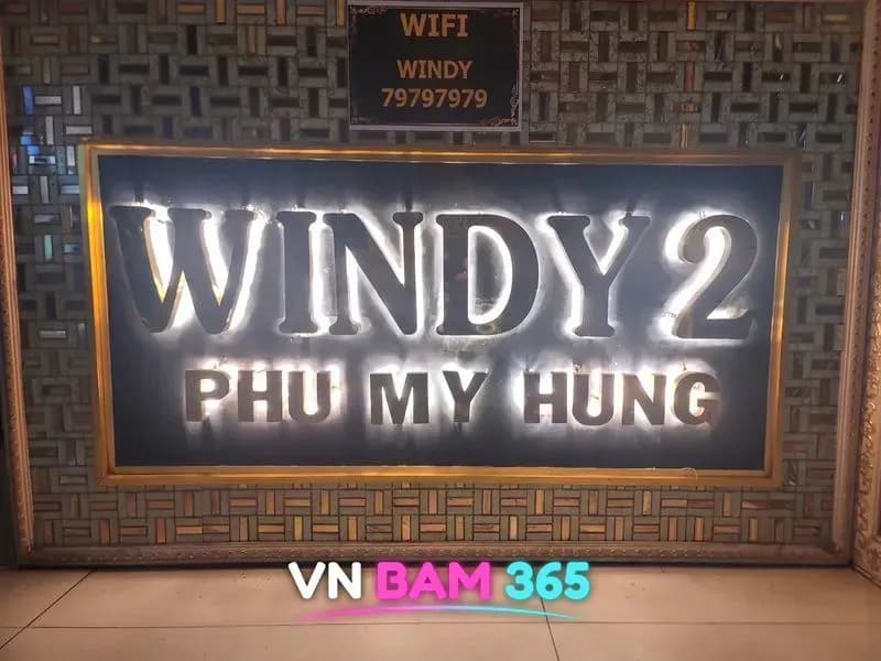 모자이크 타일 벽에 걸린 WINDY 2 PHU MY HUNG 백라이트 간판